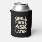 Grill First Ask Later BBQ Grill Dad Humor 缶クーラー (缶裏面)