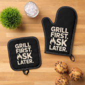 Grill First Ask Later BBQ Grill Dad Humor 鍋つかみ&鍋敷きセット (トップダウン)