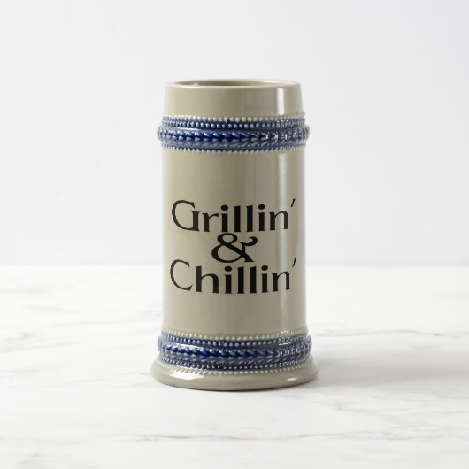 GrillinおよびChillin ビールジョッキ (中央)