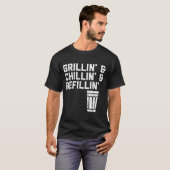 Grillin Chillin Refillin Funny Bbq Grill Drinking Tシャツ (正面フル)