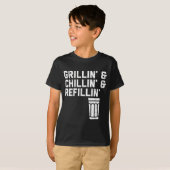 Grillin Chillin Refillin Funny Bbq Grill Drinking Tシャツ (正面フル)