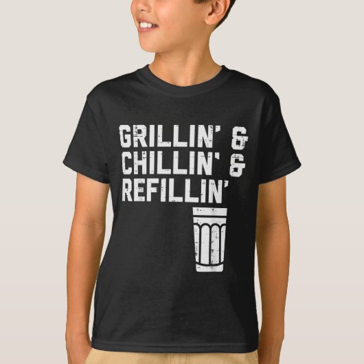 Grillin Chillin Refillin Funny Bbq Grill Drinking Tシャツ (正面)