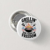 Grillin Through 250th Freedom Grill 4th Of July 缶バッジ (正面&裏面)