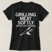 Grilling Meat Softly With His Tongs Funny Grilling Tシャツ (デザイン正面)