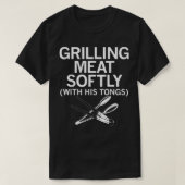 Grilling Meat Softly With His Tongs Funny Grilling Tシャツ (デザイン正面)