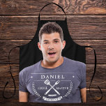 Grillmaster名モダンInstagram Photo Men's エプロン<br><div class="desc">グリルマスターモダンメンズパーソナライズされたエプロンでグリルゲームを上げろ！このエプお洒落ロンはコンテンポラリー、彼の名前と個人touchの写真と共にデザインされている。丈夫で実用的な高品質生地で作らスタイリッシュれ保護、こぼれや飛び散りに対して完全なカバレッジを提供する。BBQ愛好家に最適なエプロンで、父の日、誕生日、または任意の大事な行事に理想的な贈り物を作る。こ祝こと思慮深いアクセサリーを持つユニークあなたの人生のグリルマスター！</div>