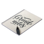 Grind Notes Journal – 手書きスタイルデザイン ノートブック (左側)