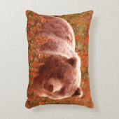 Grizzly Bear Cub in Fireweed'絵画's Wildlife Art アクセントクッション (正面(垂直))
