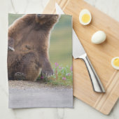 Grizzly Bear Plays With Sign キッチンタオル (四つ折り)