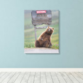 Grizzly Bear Plays With Sign キャンバスプリント (インサイチュ (ウッドフロア))