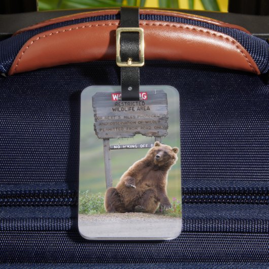 Grizzly Bear Plays With Sign ラゲッジタグ (正面インサイチュ2)