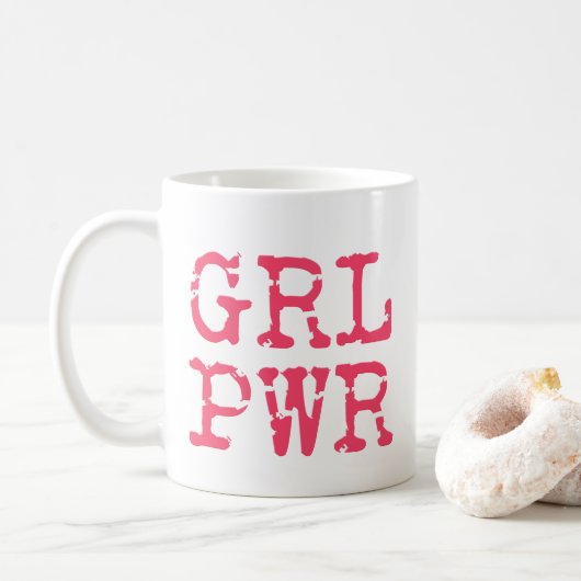 GRL PWRガールパワー – ホットピンクタイプライタータイポグラフィ コーヒーマグカップ (ドーナツ)