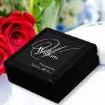 Groomsmanギフトモダンモノグラムスクリプトシエレガントック ギフトボックス<br><div class="desc">の結婚groomsmenギフトモノグラムモダンスクリプトシックなエレガントキープサケのギフトボックス。このクリックテンプレートをモノグラムのイニシャル、名前、日付と一緒に簡単かつ迅速にカスタマイズする。Groomsman Gift モダン Monogram Scriptエレガント Chic Gift BoxはGroomsman Gift Collectionの一部で、Groomsmanのギフトアイテムをフルユニークレンジで提供すパーソナライズされたる。30日返金保証。世界中に高速で出荷Groomsmanギフトモダンモノグラムのスクリプエレガントトシックなギフトボックス。RjFxx *All rights reserved.#PersonalizedGroomsmanGift #MonogrammedGroomsmenGifts #WeddingPartyGifts #ZazzleMade</div>