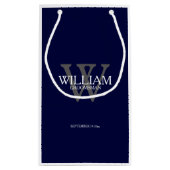 Groomsman モダン Monogram名エレガントNavy Blue スモールペーパーバッグ (裏面)