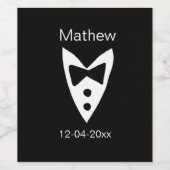 groomsman add name year black bow shirt tituxedo ワインラベル (シングルラベル)