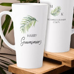 Groomsman Palm Leafウェディングパーティギフト カフェラテマグ<br><div class="desc">結婚式のパーティーのギフトは、あなたのグロムスマンのためにパーソナライズする – またはあなたの結婚式のパーティーの誰でも。手書きの書渦巻形の道でGroomsmanは文字を入力し、簡単に役割に切り替えることができる違うデザインツールを入力するか、私に助けを求めるメッセージ。このデザインは、新郎新婦のイニシャルや名前、デートをモチーフにしたモノグラムのモチーフにも使われている水色のトロピカルパーム結婚リーフを特徴とする。夏、ビーチ結婚式、緑結婚園、または熱帯の目的地のウェディング記念結婚品など、完璧な記念品。</div>