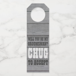 Groomsman Proposal Chagがウッドビールをフェイク受け入れる ボトルネックタグ