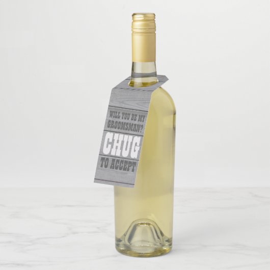 Groomsman Proposal Chagがウッドビールをフェイク受け入れる ボトルネックタグ (アングル)