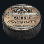 Groomsmenのギフト アイスホッケーパック<br><div class="desc">ウイスキ素朴ーの樽のデザインはウェスタンはっきりしたタイポグラフィを特徴とする。このデザインを自分の文字でカスタマイズ。更にカスタマイズこのデザインは希望する「更に」リンカスタマイズクを選択することによもしって行う。</div>