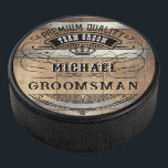 Groomsmenのギフト アイスホッケーパック<br><div class="desc">ウイスキ素朴ーの樽のデザインはウェスタンはっきりしたタイポグラフィを特徴とする。このデザインを自分の文字でカスタマイズ。更にカスタマイズこのデザインは希望する「更に」リンカスタマイズクを選択することによもしって行う。</div>