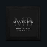 Groomsmenギフトモノグラム結婚式の引き出物花婿介添人 ギフトボックス<br><div class="desc">このグスタイリッシュロモノグラムのムスマンのギフトボックスは、トレンディーのグレーのミニマルなタイポグラフィでグ書ロムスマンの名前、イニシャル、タイトルと日付けを特徴としている。パーソナライズのセクションにgroomsmenの名前、そのイニシャル、タイトルと日付を追加するだけで、独自の結婚式の引き出物を作成できる。ここではグロムスマンのギフトボックスとして表示さカスタマイズれ、簡単に新郎、花婿介添人、新郎の父と新婦の父のためのタイトルセクション。パーソナライズされた素晴らしアイディア</div>