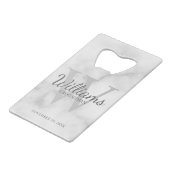 Groomsmenパーソナライズされたの名前とモノグラムのスクリプト クレジットカード栓抜き (正面アングル)