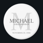 Groomsmenパーソナライズされたの名前とモノグラム マグネット<br><div class="desc">groomsmenマグネットを使っ結婚て個人用のパーソナライズされたtouchを追加。この磁石はパーソナライズされた、白い背景にグレーと薄いグレーのグレーとモノグラムのタイトルと日を付けたgroomsmanの名前と結婚、クラシックセリフのフォントスタイルを特徴とする。また、花婿介添人、花嫁の父、リングのベアラーのためにも最適。</div>