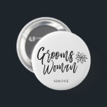 GroomsWoman |の原稿の執筆結婚式 缶バッジ<br><div class="desc">それはあなたの花婿の付添人ではないです。 しかし、あなたの新郎の女性。  彼女にこのユニークなボタンとの婚姻のあなたの特別な日のあなたの側面を待機するためのあなたの感謝を示して下さい。

それはエレガントな原稿のスタイルの文字の単語"groomswoman"を特色にします。   これの下に彼女の名前のための点はあります。</div>