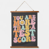 Groovyあなたはテストスコアのテスト日より多い 吊り下げ型タペストリー (正面)