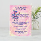 Groovyおばあちゃんの誕生日パーティー – レトロパーティーのための彼女 招待状 (スタンド正面)