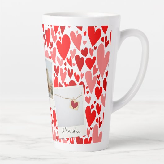 Groovyとロマンチックな赤いハートバレンタインフォト カフェラテマグ (右)