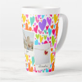 Groovyとロマンチックな鮮やかハートバレンタインの写真 カフェラテマグ (右アングル)