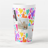 Groovyとロマンチックな鮮やかハートバレンタインの写真 カフェラテマグ (正面)