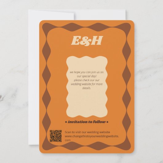 Groovyオレンジと茶色の波状縁ど結婚の セーブザデート (裏面)