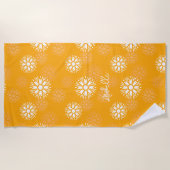 Groovyオレンジデイジーフラワーレトロフローラ名 ビーチタオル (正面)