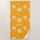 Groovyオレンジデイジーフラワーレトロフローラ名 ビーチタオル (正面)