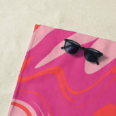 Groovyオ渦巻形のレンジとピンクのパターン ビーチタオル (インサイチュ)