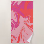 Groovyオ渦巻形のレンジとピンクのパターン ビーチタオル (正面)