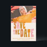 Groovyカラフルレトロユニークバルミツワー写真 セーブザデート<br><div class="desc">Groovyのカラフルレトロバルミツワー写真Save the Date – デジタルダウンロードまたはプリントとして利用可能</div>