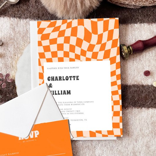Groovyカラフル市松模様にユニークレトロ結婚の 招待状