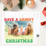 Groovyクリスマスキュートなヒッピーの写真を撮る ポストカード<br><div class="desc">楽しいクリスマスを過ごせ。こカスタマイズの70年代の文字をおもしろい色でファンキーかわいいカバい休日はがき。あなたの家族の写真とカラフルハイッピークリスマスポストカード。</div>