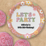 Groovyデイジーヒッピー写真ガールの誕生日 ペーパープレート<br><div class="desc">かわいいフラワーパワーヒッピー誕生日パーティー紙プレートは、任意の若い女の子のお祝いに最適。Groovyデザインは数々の、を作成する色の付いたデイジーを備え縁どている。おもしろい1970年代のスタイル読文字の「Let'sパーティー」にカラフルビデオを追加。このパーティーモダンプレートを子の名前と年齢でカスタマイズする。</div>