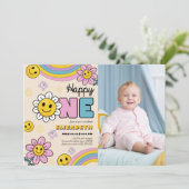 Groovyデイジーフラワーファースト誕生日レトロ写真 招待状 (スタンド正面)