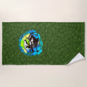 Groovyハワイアンサーファー1960sレトロハイビスカス – オリーブ ビーチタオル (正面)