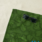 Groovyハワイアンサーファー1960sレトロハイビスカス – オリーブ ビーチタオル (インサイチュ)