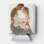 Groovyピンクのレトロデイジー写真ベビーシャワーの好意 缶クーラー (裏面)