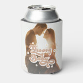 Groovyピンクのレトロデイジー写真ベビーシャワーの好意 缶クーラー (缶裏面)