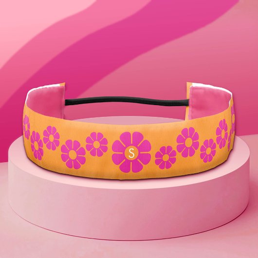 Groovyピンクデイジーとカスタムオレンジモノグラム アスレチックヘッドバンド