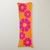 Groovyピンクデイジーとカスタムオレンジモノグラム ボディピロー (正面縦)
