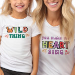 Groovyマッチングで私のハートを作る野生のもの Tシャツ<br><div class="desc">'wild thing' kids t shirt with matching 'you make myハートsing' mom t-shirt version available.このカラフルタイポグラフィデザインは、湾曲したモダンレトロレタリングと鮮やかな色のスケッチプリントを備え、ラヴ飾ハートを備えた。おもしろい引用文は、母親と子供の服を分割し、また個別に働いて素晴らしいる。母の日のTシャツや、母と息子や娘に合うママと私のTシャツに最適。</div>